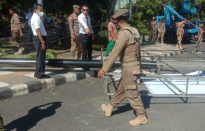 Satpol PP Robohkan Reklame Tak Berizin Di Kota Metro