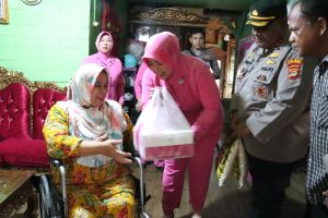 Kapolres Tuba Bagikan Kursi Roda Gratis di Lima Lokasi