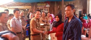 Wabup Lampura serahkan secara simbolis sertifikat PTSL kepada warga Sumber Tani