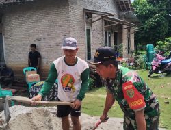 Babinsa Koramil 06/Natar Gotong Royong Bantu Bangun Rumah Warga