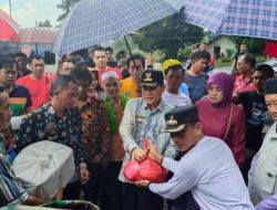 Peduli Korban Bencana Banjir, Penjabat Bupati Tuba Bagikan Sembako