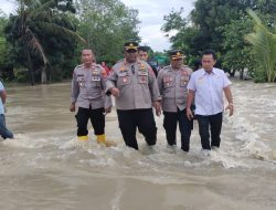 Tinjau Langsung Lokasi Banjir, Kapolres Tuba Berikan Imbauan Agar Warga Lewat Jalan Alternatif