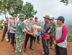 Tanah Longsor di Kampung Jukubatu, Polres Way Kanan Bantu Pencarian 2 Korban