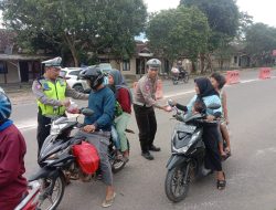Jelang Buka Puasa, Polres Way Kanan Berbagi Takjil Gratis Kepada Pengguna Jalan