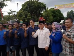 Wahdi Bagi Ratusan Takjil Pada Pengunjung Pasar Purwosari