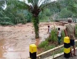 Hujan Deras Akibatkan Banjir Bandang, Masyarakat Dihimbau Tidak Beraktivitas Disekitaran Sungai