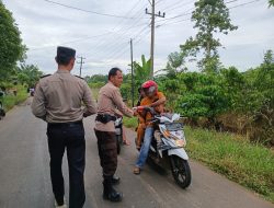 Polsek Gunung Labuhan Bagikan Takjil Gratis Kepada Pengguna Jalan