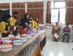 Tingkatkan Perekonomian, Dinas UMKM Adakan Pelatihan Kuliner Lapis Gulung