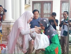 Wakil Bupati Lampura bagikan ratusan sembako kepada petugas kebersihan DLH