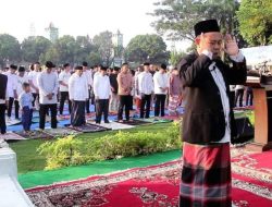Bupati Lampura bersama Forkopimda Sholat Id di halaman Pemda