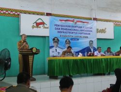 Asisten ll Ahmad Alamsyah serahkan bantuan alat mesin