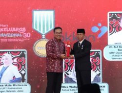 Bupati Lampura dan Ketua TP PKK Terima penghargaan Manggala Karya Kencana