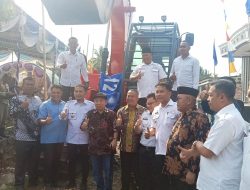 Alimin Abdullah Anggota DPR RI serahkan Bantuan Excavator kepada Pokdakan Sekipi Makmur Jaya