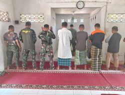 Berbaur Bersama, Satgas TMMD Kodim Way Kanan Sholat Zuhur Bersama Warga.