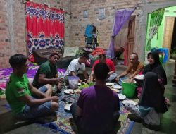 Seperti Keluarga Sendiri, Anggota Satgas TMMD Kodim Way Kanan Makan Malam Di Rumah Orang Tua Asuh.