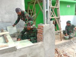 Agar Warga Nyaman Beribadah, Satgas TMMD Way Kanan Pasang Keramik Mushola.