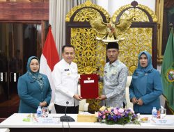 Pj Gubernur Agus Fatoni Serahkan Surat Tugas Plt Bupati OKI kepada Dja’far Shodiq