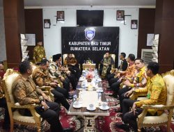 Pj Gubernur Agus Fatoni dan Pj Ketua TP PKK Sumsel Tyas A. Fatoni Diberi Gelar Adat Suttan dan Ratu oleh Lembaga Adat OKU Timur