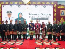 Pj Gubernur Sumsel Agus Fatoni dan Pj Ketua PKK Sumsel Mendapat Gelar Adat Kabupaten Muara Enim