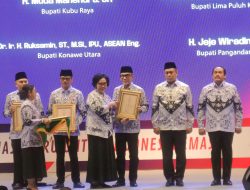 Bupati Way Kanan Terima Anugerah Dwija Praja Nugraha Tahun 2023 Dari PGRI Pusat