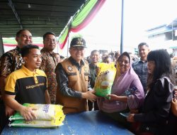 Akhir Tahun, Atasi Inflasi, Pj Gubernur Sumsel Agus Fatoni Bagikan Cabe Merah dan Bawang Gratis