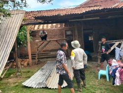 Waspadai Bencana Alam, Bhabinkamtibmas Sambangi Rumah Warga Terdampak Angin Puting Beliung