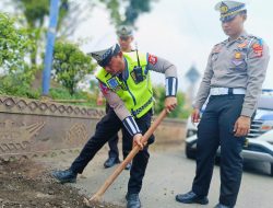 Demi keselamatan warga, Sat Lantas Polres Lampung Utara Timbun Jalan Berlubang