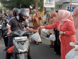 Liana Sidharti Aswarodi bagikan ribuan bingkisan Takjil