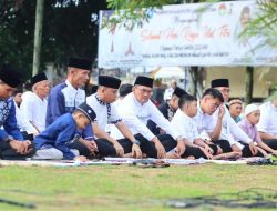 Pj. Bupati Lampura dan Forkopimda Sholat Idul Fitri di halaman pemda