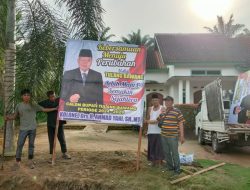 Para Relawan Gerilya Pasang Baliho Bacabup Tuba Ahmad Yani