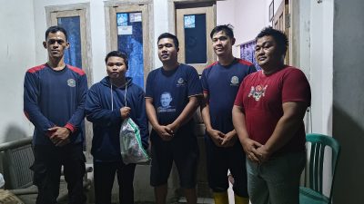 Bukan Hanya Jago Padamkan Api Saja, Petugas Damkar Lambar Juga Berhasil Evakuasi Sarang Tawon Vespa