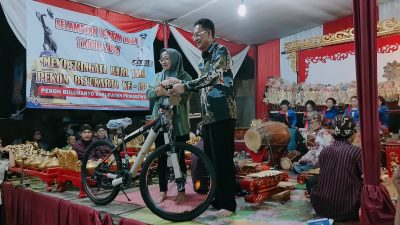 Caption Poto - Bakal Calon Bupati Pringsewu Adi Erlansyah, memberikan hadiah utama doorprize yakni satu buah sepeda gunung.