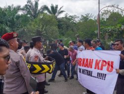 Demontras kepung KPU Mesuji,Polisi dan massa terlibat saling dorong