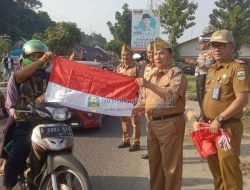 Pemkab Pesibar Bagikan Ribuan Bendera Merah Putih