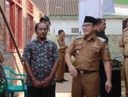 Walikota Metro Secara Resmi Serahkan Bantuan Sosial RTLH Pada Warga Rejomulyo