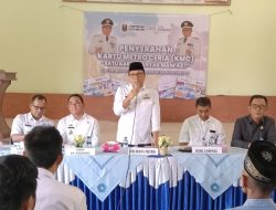 Walikota Metro Serahkan Sebanyak 140 KMC Kepada Guru Mengaji se-Metro Barat