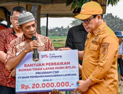 Wahdi Serahkan Bantuan Rumah Tidak Layak Huni Warga Metro Pusat