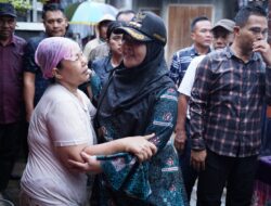 Bunda Eva Janji Perbaikan Rumah Rusak Akibat Banjir