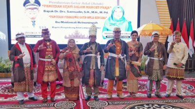 Pj. Gubernur dan Istri Terima Gelar Adat dari MPAL