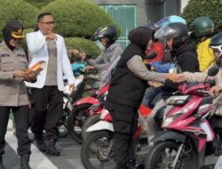 Polda Lampung Bagikan Suplemen Vitamin untuk Pengendara di Bundaran Tugu Adipura