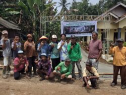 Rangkul Masyarakat, Aleg PDIP Deris Perbaiki Jalan di Desa Negerikaton