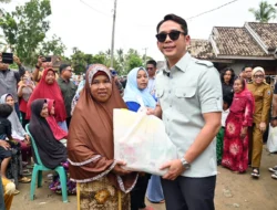 Pj Sekda Dampingi Bupati Terpilih Salurkan Bantuan Korban Banjir di Sragi