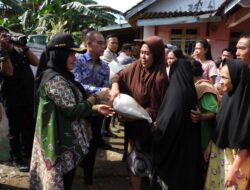 Sepulang Retreat, Walikota Eva Bagikan Bantuan untuk Korban Banjir