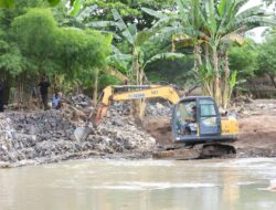 Walikota Eva Kembali Instruksikan Dinas PU Turunkan Alat Berat di Wilayah Terdampak Banjir