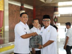 Bupati Ardito Wijaya Serahkan Zakat Kepada Baznas Lamteng