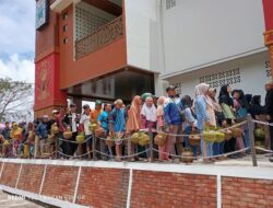 H-2 Idul Fitri Gas LPG Tetap Langka, Ratusan Warga Berdesakan Antre Demi Si Tabung Melon