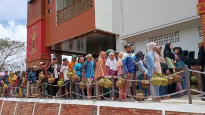 H-2 Idul Fitri Gas LPG Tetap Langka, Ratusan Warga Berdesakan Antre Demi Si Tabung Melon