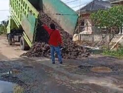 Lapak Singkong Putra Kembar, Bantu Perbaiki Jalan Provinsi di Tubaba