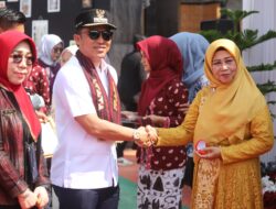 Parosil Mabsus Hadiahi Gurunya Waktu SMA Berangkat Umrah.