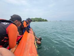 Basarnas Dan Tim SAR Gabungan Evakuasi Lima Nelayan di Perairan Pulau Segama